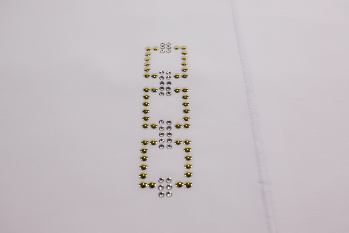Satinlaken mit goldenen Nieten und Swarovski-Kristallen – 300 TC